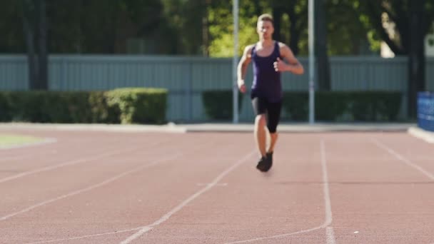 Entrenamiento de atletas profesionales todos los días en el estadio, corriendo al aire libre en cámara lenta — Vídeos de Stock