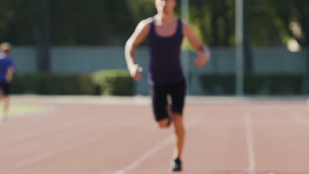 Isınma ve spor zemin üzerinde eğitim atlet rekabet için hazırlanıyor — Stok video