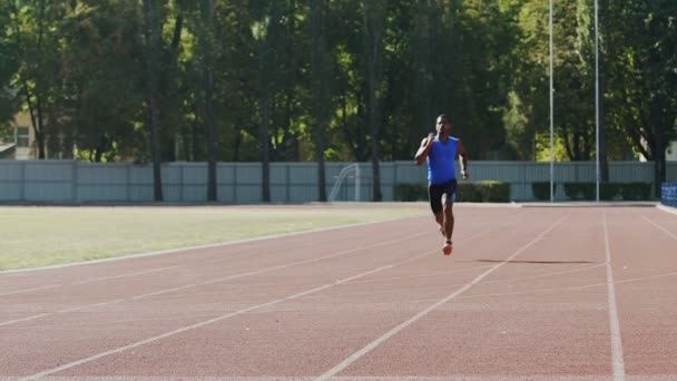 Спортивный человек целенаправленно бежит для достижения целей и новых возможностей, медленно-мо — стоковое видео