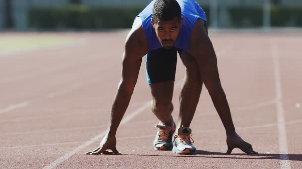 Atleta seriamente olhando para a frente, motivação, força de vontade e desejo de ganhar — Vídeo de Stock