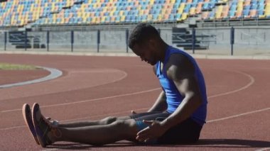 İspanyol adam ovuşturarak sıkışık legs, özel egzersizler, zayıf kan dolaşımı