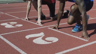 Profesyonel sporcular aynı anda spor başlangıç çizgisi yayınlanmaya başlaması