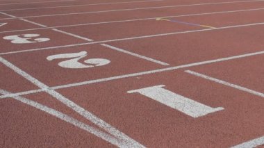 İki sporcu bitiş çizgisine gösterilen aynı sonucu, eşit kuvvetler, rekabet geçiş