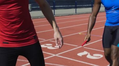 İspanyol atlet geçen baton onun takım arkadaşı, çalıştırmak, atletizm