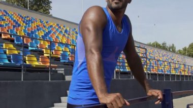 Latin asıllı sporcu üzgün ve kızgın hata yarışta, spor kariyerinin sonu