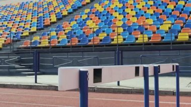 Kolayca atlama engelleri, Engelli yarış, rekabet üzerinde kız görünümünü yakın çekim