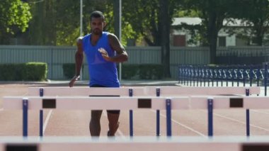 Yakışıklı sporcu kolayca başarı, amaç duygusu elde etmek engelleri aşmak