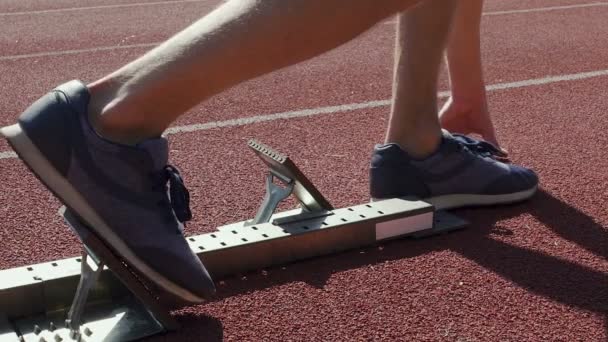 Sovány runner futam elején a kezdő blokkok, atlétikai világbajnokság — Stock videók