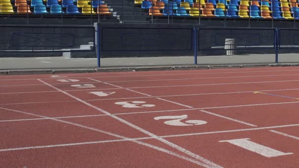 Kaukasische atleet op laatste adem kruist finishlijn en steeds winnaar van race — Stockvideo