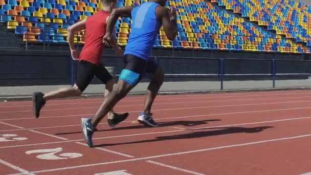 Dois competidores correndo corrida de meia distância para determinar o título de campeão — Vídeo de Stock