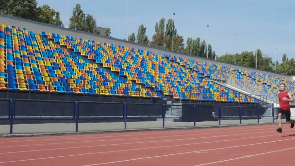 Hombres entrenando fuerza y resistencia en el campo de deporte, preparándose para la competencia — Vídeos de Stock