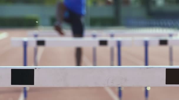 Hombre corriendo carrera de obstáculos, sintiendo fuerza y excelencia en el deporte profesional — Vídeos de Stock