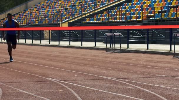 Atleta terminar a corrida primeiro e cortar fita vermelha, celebrando a vitória — Vídeo de Stock