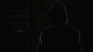 Erkek hacker spyware üstünde smartphone, etkinleştirme özel bilgi toplama