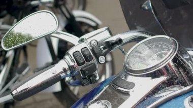 Motosiklet gidonun damla yağmur, gösteri ve test sürücünün bisikleti ile
