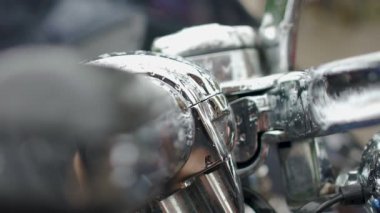 Motosiklet gidonun üzerinde taşıma Fuar yağan yağmur damlaları