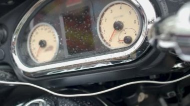 Yağmur damlaları, hız ve kontrol paneliyle Ticaret Fuarı closeup motosiklet
