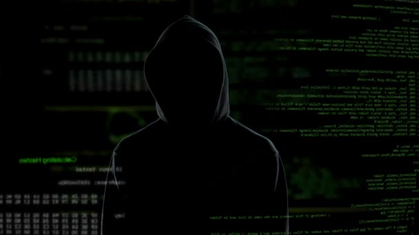 Maschio programmatore hacking account di social network da home office, attacco alla privacy — Video Stock