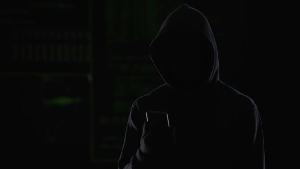 Hombre secreto hackeado contraseña cuenta de cliente bancaria, ataque de privacidad, vigilancia — Vídeos de Stock