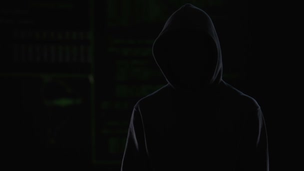 Mannelijke hacker virus op vijandelijke laptop, schadelijke software computerprogramma geïnstalleerd — Stockvideo