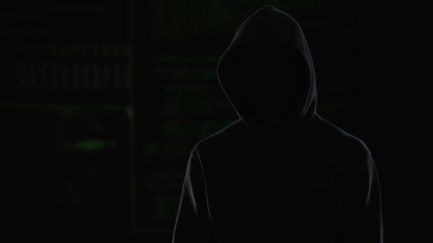 Homme capuche sombre bloqué antivirus, infecter le système informatique, cyber-attaque — Video