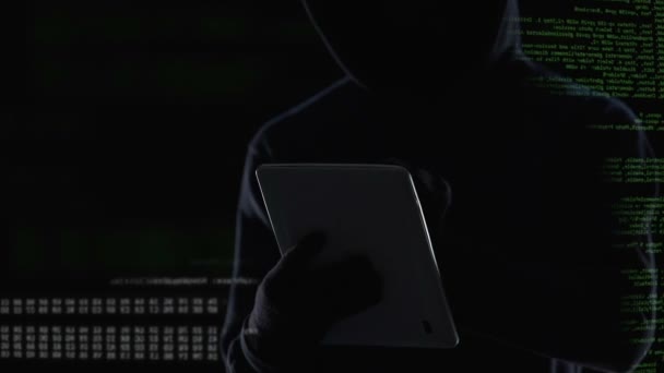 Темный человек печатает на планшетном компьютере, незаконное вторжение в частную жизнь, киберпреступление — стоковое видео