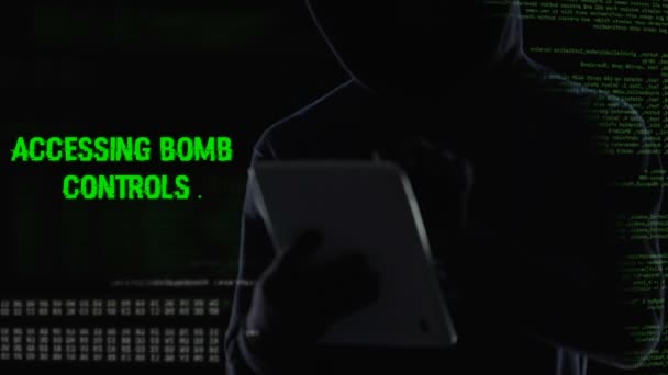 Terrorista activando remotamente mecanismo de explosión de bomba, gran ataque terrorista — Vídeo de stock