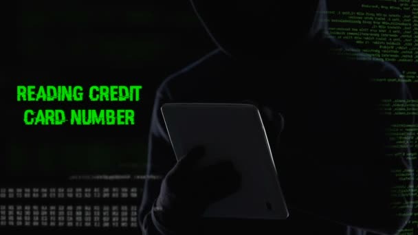 Geheime man bijpassende pin-code, het overmaken van geld van credit card illegaal — Stockvideo