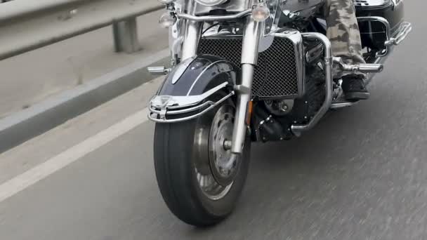 摩托车慢开车在城市道路, 越野摩托车赛车, 寻找冒险 — 图库视频影像