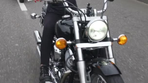 Vrouw rijden motorfiets, motorcross race, op zoek naar avonturen en vrijheid — Stockvideo