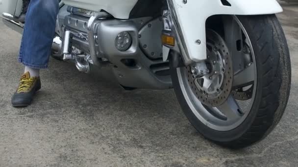 Biker e passageiro sentado em motocicleta, liberdade e estilo de vida independente — Vídeo de Stock