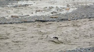 İklim değişiklikleri ve dağlardan geliyor snowmelting neden akıntısı