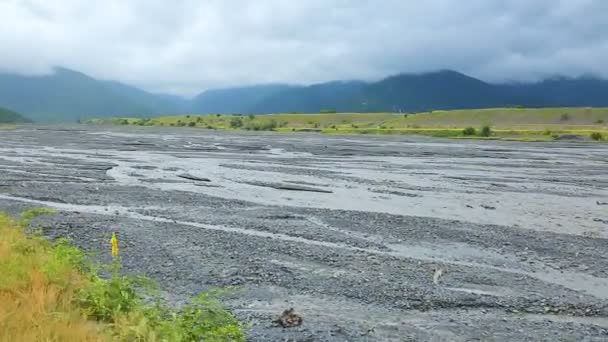 Vista do rio da montanha contra fundo de envolto em nevoeiro montanhas do Cáucaso — Vídeo de Stock