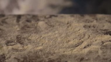 Gürcü kek pişirme için hamur bölümlerini oluşturan eller Bakımı