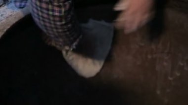 Fırın ve birkaç dakika içinde hazır shoti alarak duvarına yapışmasını kadın hamur, rulo