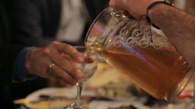 Misafirperver sahibi konukları geleneksel lezzetler ve alkol ile tedavi