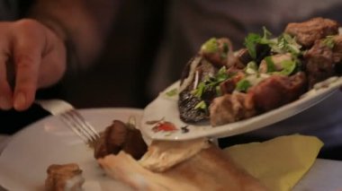 İnsanlar birbirlerine tabak lezzetli şiş kebap, Gürcü mutfağı ile geçen