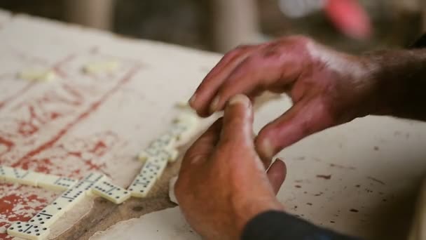 Alte Leute aus armen Gegenden spielen Dominosteine auf marodem Tisch, Nachbarschaft — Stockvideo