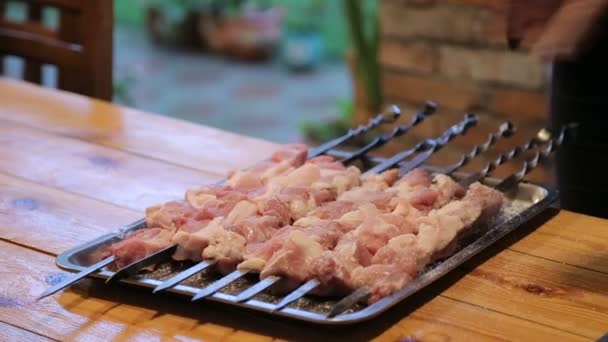 Человек добавляет соль и специи в мясо шашлыка, традиционную грузинскую кухню — стоковое видео