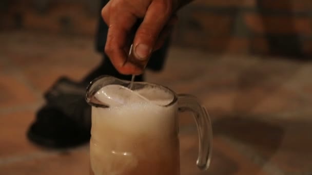 Ägare av vinkällare hälla vin i glas från flaska, behandling av hans gäst — Stockvideo