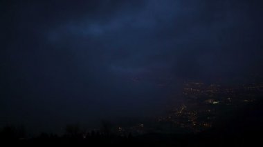 Padova eyaletinin Camposampiero şehirde gece görünümü güzel ışıklı