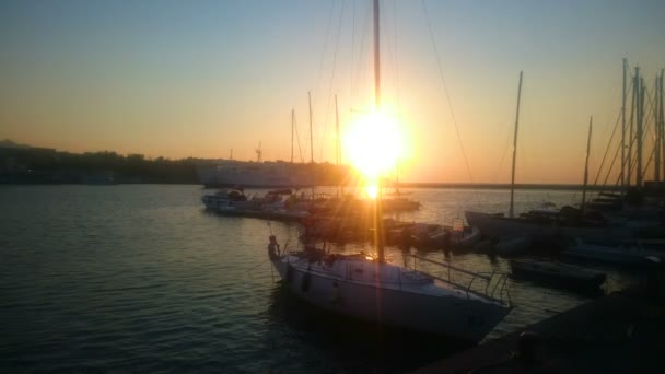 Golden hour, bella vista di yacht bianchi galleggianti sul fiume, relax — Video Stock