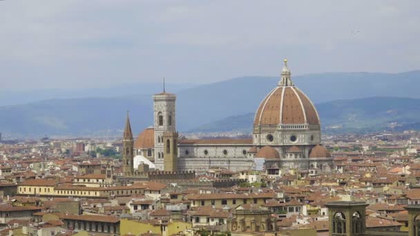 Visa gamla byggnader och katedralen Santa Maria del Fiore i Florens, Italien — Stockvideo