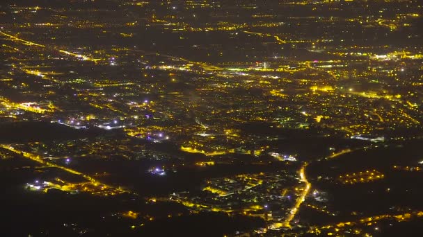 Вид на освещенные в ночное время улицы и город Кампезеро, хронометраж — стоковое видео