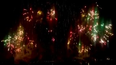Bright damla havai fişek gece gökyüzü içine milyonlarca yırtılmaya çok renkli çizgili