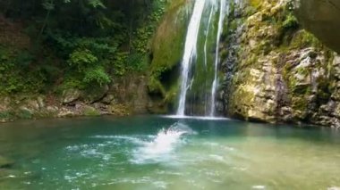 Cesur adam doğru soğutma ve onun sıçrama yenileme şelale, Yüzme