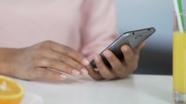 Eller karışık ırk kadının sörf smartphone, online başvuru, teknoloji