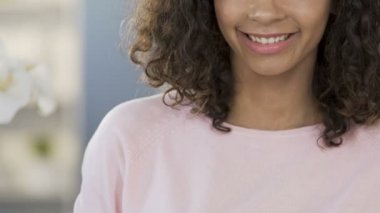 Karışık ırk kadın gösteren taze yeşil elma kamera, diyet ve sağlık