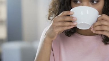 Çay içme ve tatlı pasta, diyet ve sağlık ret biracial kız
