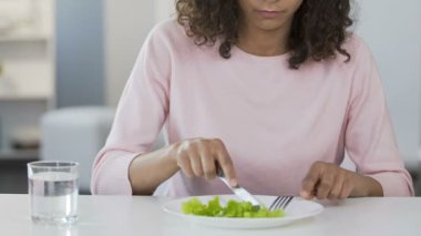 Kesme ve taze salata, diyet ve sağlık yemek güzel karışık ırk kadın